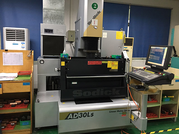 模具零配(pèi)件加工機器