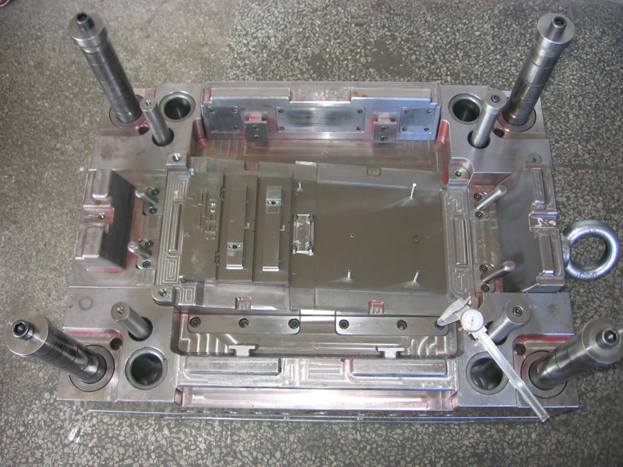 注塑模具分型麵設置等（děng）高墊塊,間隙排氣