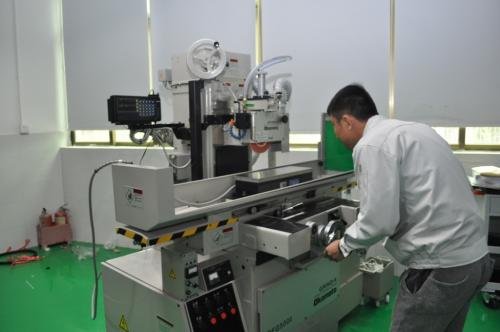 注塑模具滑（huá）塊壓板和耐磨塊的油槽設計要求