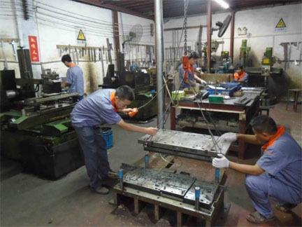 塑（sù）膠注塑（sù）模具擺杆先複位機構