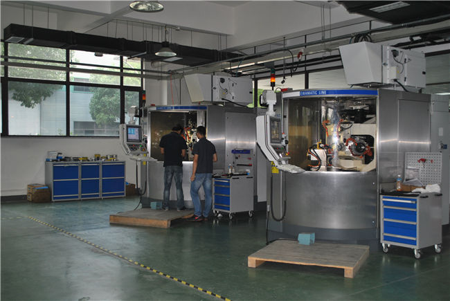 塑膠注塑（sù）模具製（zhì）造滑塊用油壓油缸抽芯（xīn）機構